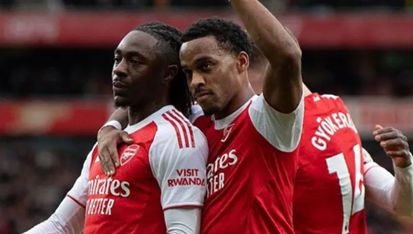 อาร์เซน่อล เลื่อนแข่ง พรีเมียร์ลีก